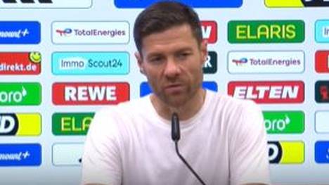 Auf die Frage, ob Leverkusen aktuell das hat, was Bayern München nicht hat, antwortet Xabi Alonso professionell und möchte sich "nicht vergleichen".