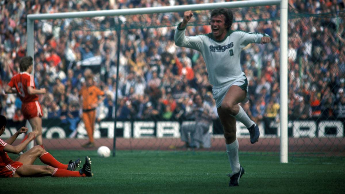 JUPP HEYNCKES: Der gebürtige Gladbacher spielte - abgesehen von drei Jahren in Hannover - hauptsächlich für seine Borussia. In 407 Pflichtspielen traf der vielseitige Mittelstürmer 291 Mal, in seiner vorletzten Spielzeit wurde er 1977 zum vierten Mal Meister, erzielte in 20 Spiele 15 Tore, verletzungsgeplagt musste Heynckes ein Jahr darauf seine Karriere beenden - und startete eine  erfolgreiche Trainerlaufbahn
