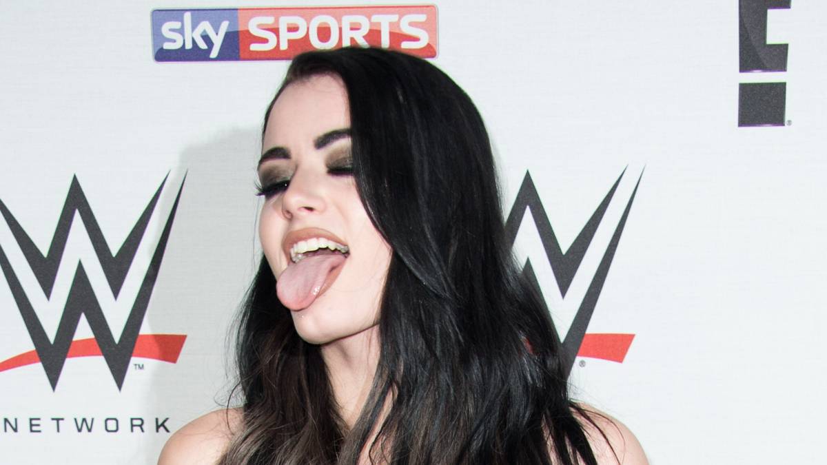 Zwar traf die Suspendierung mit ihrer Verletzungspause zusammen, peinlich allerdings: Paige behauptete öffentlich, wegen eines verschriebenen Medikaments gesperrt worden zu sein. Eine Lüge, die WWE öffentlich bloßstellte: Paige sei mit einer "illegalen Substanz" erwischt worden - was Paige später kleinlaut zugab