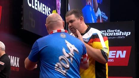 Gabriel Clemens meistert seine Pflichtaufgabe in der ersten Runde der German Darts Championship und schlägt Tomislav Rosandic.
