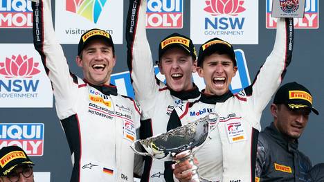 Dirk Werner, Matt Campbell und Dennis Olsen (v.l.) feiern ihren Bathurst-Sieg im Porsche