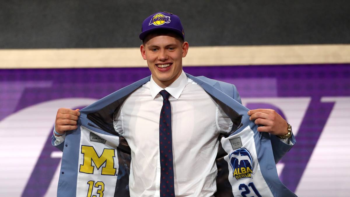 PICK 25 - MORITZ WAGNER (Power Forward, Michigan) LOS ANGELES LAKERS: Der Mann aus dem ALBA-Nachwuchs könnte seine Rolle in der NBA als "Stretch-4" finden. In seinen beiden letzten Jahren für Michigan traf er fast 40 Prozent seiner Dreier, ist aber defensiv nicht schnell und wendig genug. Allerdings hat er sich als Rebounder deutlich verbessert. NBA-Vergleich: Ryan Anderson mit etwas mehr Athletik
