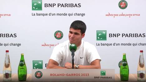 Im Halbfinale der French Open trifft der ATP-Weltranglistenerste Carlos Alcaraz auf Novak Djokovic. Der Spanier hat sich schon seit Turnierstart auf das Match gegen den Serben gefreut.