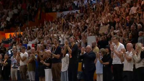 Das deutsche Publikum zeigt Fingerspitzengefühl und feiert die DBB-Damen trotz der Niederlage im Halbfinale gegen Frankreich.