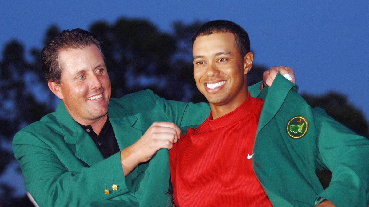 Zuletzt bekam Tiger Woods (r.) das Masters-Jackett nach seinem Triumph 2005 überreicht