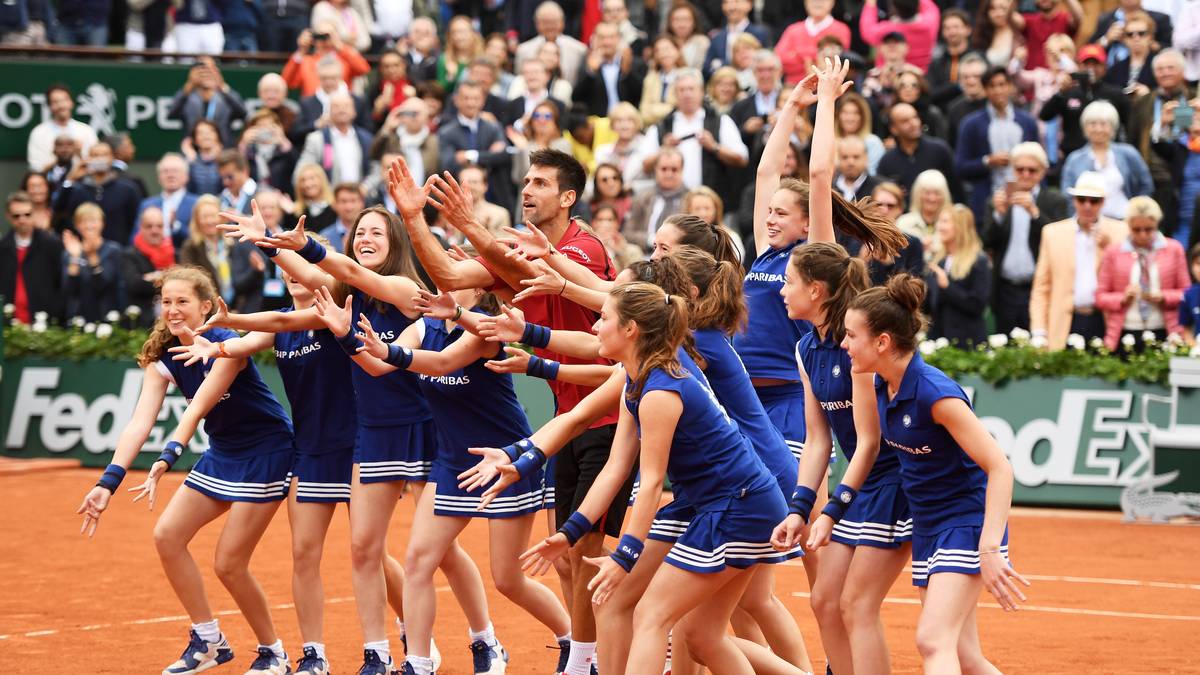 Der Serbe kann nach seinem souveränen Sieg erneut mit den Ballkindern jubeln