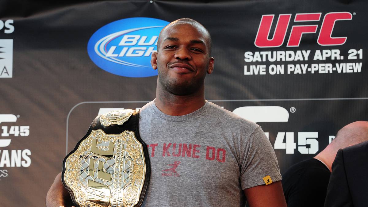 Jones stand auch im Mittelpunkt, als erstmals ein UFC-Event abgesagt werden musste: Im September 2012 weigerte er sich gegen Chael Sonnen anzutreten, der kurzfristig den verletzten Dan Henderson ersetzen sollte. Er erntete heftige Kritik - obwohl in dem Fall  verständlich war, dass er Vorbereitungszeit für den neuen Kontrahenten einforderte