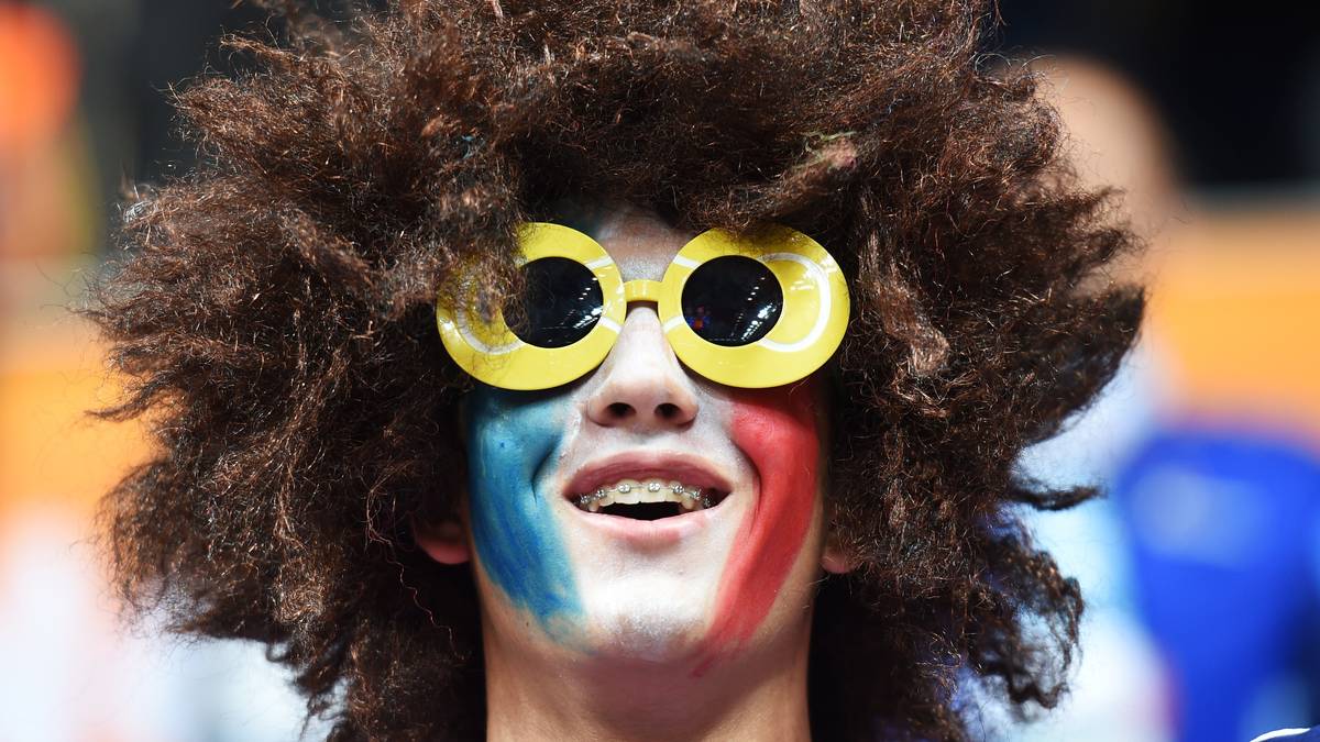 Die volle Haarpracht gibt es beim Topspiel der Gruppe C zwischen Frankreich und Island zu bewundern