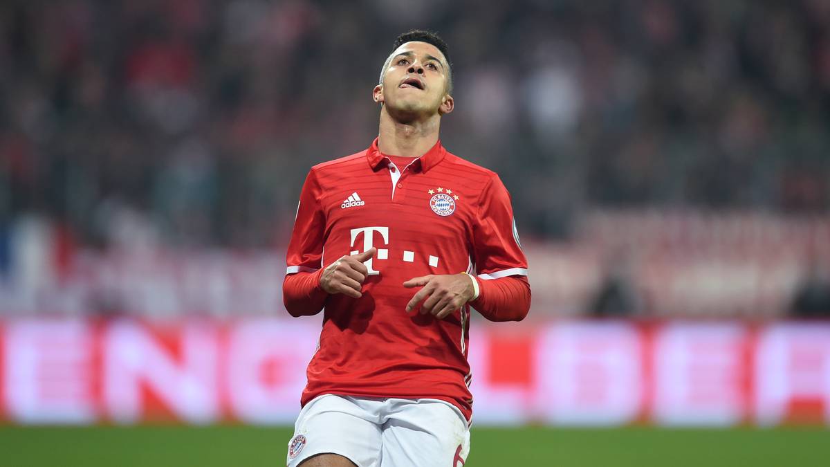 Anfang August zwingen Probleme mit der Bauchmuskulatur Thiago zu einer Pause von 18 Tagen. Drei Spiele fehlt er dem FC Bayern München zu Saisonbeginn. Bis auf kleinere Verletzungen ist der Spanier dann aber wieder voll einsatzbereit für die Münchner