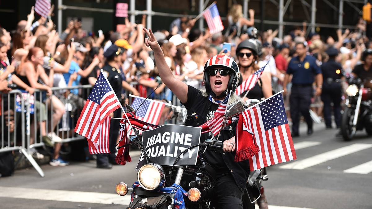 Die Parade setzt die Tradition der Feierlichkeiten am "Big Apple" fort, die diversen Sportgrößen in der Vergangenheit zuteil wurde. Auch die New York Giants oder die New York Yankees kamen bereits in den Genuss einer Fahrt durch die Stadt