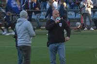 Weil der eigene Verein noch sieglos ist, ergreift bei Holstein Kiel vor dem Spiel gegen Heidenheim der Capo das Stadion-Mikrofon - und schwört vor Anpfiff das ganze Holstein-Stadion ein.