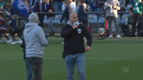 Weil der eigene Verein noch sieglos ist, ergreift bei Holstein Kiel vor dem Spiel gegen Heidenheim der Capo das Stadion-Mikrofon - und schwört vor Anpfiff das ganze Holstein-Stadion ein.