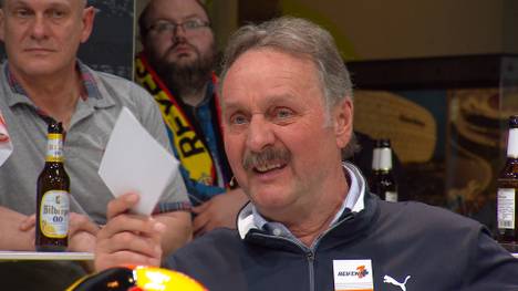 Die gelben und roten Karten scheinen im Fußball zuzunehmen. Besonders aber die Elfmeter nach Handspiel führen zu Diskussionen - Peter Neururer hat eine klare Meinung. 