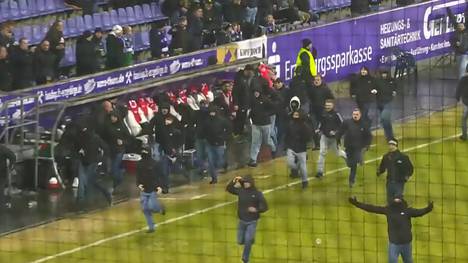 Ein rassiges Ost-Duell zwischen Erzgebirge Aue und Energie Cottbus erfährt durch einen Platzsturm aus der Auer Fankurve einen negativen Tiefpunkt.