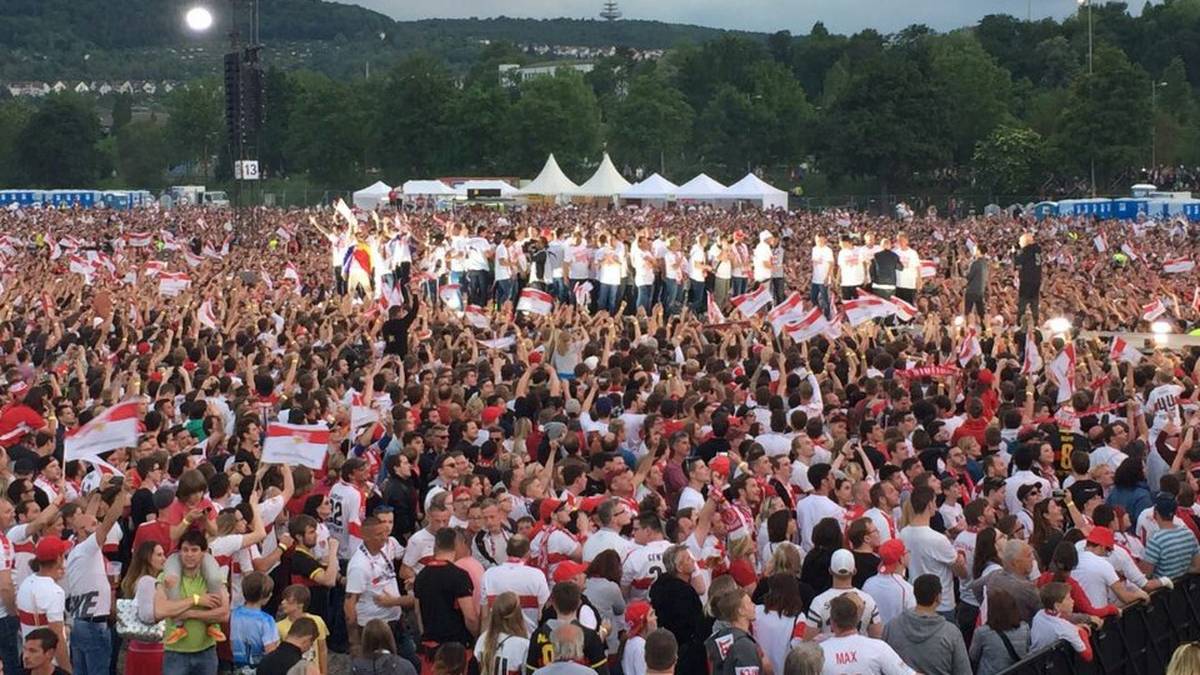 Lange mussten die Fans warten, dann ist sie endlich da: die Mannschaft des VfB Stuttgart