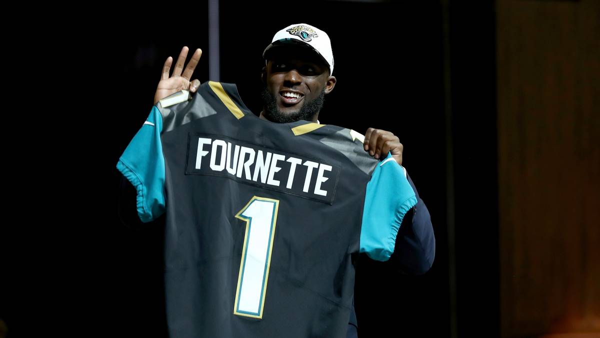 4. JACKSONVILLE JAGUARS - LEONARD FOURNETTE (Running Back, LSU): Fournette war noch auf dem Board, in Florida knallten die Sektkorken. Der Bulldozer wird mit Zeke Elliott verglichen und könnte den strauchelnden Quarterback Blake Bortles entlasten. Das Star-Potenzial ist für die Jags fast noch wichtiger