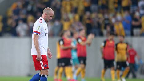 Toni Leistner kletterte nach dem DFB-Pokalspiel bei Dynamo Dresden auf die Tribüne und attackierte einen Fan , der ihn zuvor verbal beleidigt haben soll
