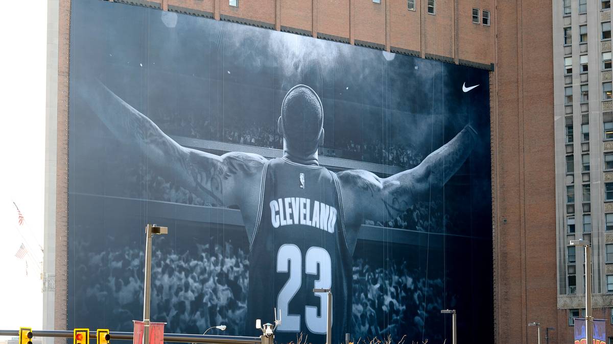 LEBRON JAMES - 52 MILLIONEN DOLLAR: Auch wenn der "King" in diesem Jahr mit den Los Angeles Lakers die Playoffs verpasst - James bleibt der bekannteste Basketballer der Welt. LeBron entschied sich trotz Angeboten von Adidas und Reebok für einen Multi-Millionen-Deal mit Nike. Auch Coca Cola, Beats by Dre, Intel und Kia Motors gehören zum umfangreichen Sponsoren-Portfolio des 34-Jährigen
