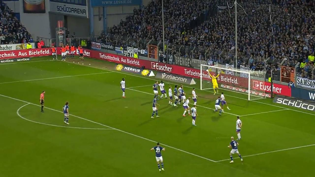 Arminia-Profi haut einen raus! Freistoß-Strahl sorgt für Derby-Ekstase