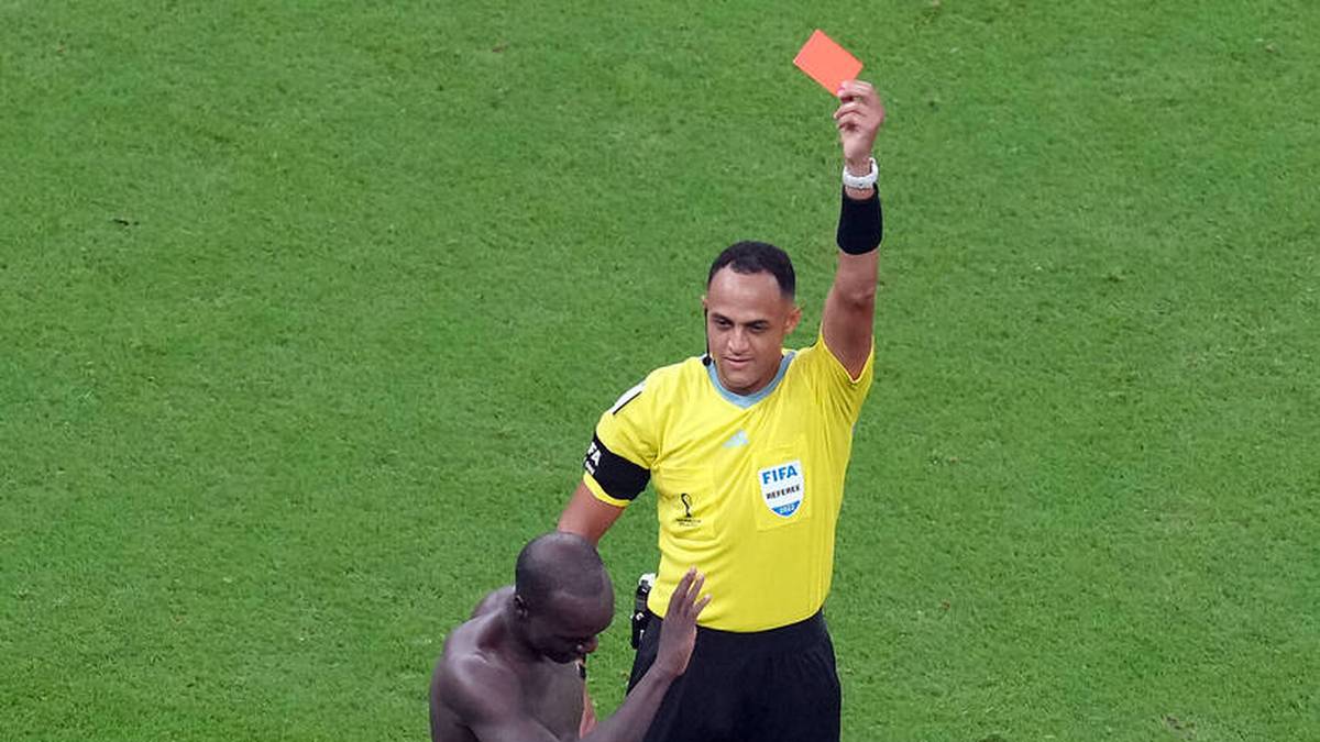 Vincent Aboubakar bekommt die rote Karte nach seinem Siegtreffer gegen Brasilien