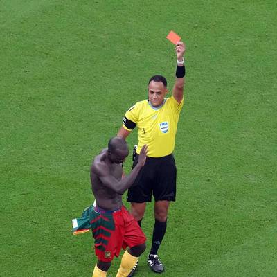 Eine ungewöhnliche Rote Karte muss Kameruns Torjäger Aboubakar nach seinem Führungstreffer gegen Brasilien in Kauf nehmen. Der Siegtreffer reicht dennoch nicht für den Einzug in die K.-o.-Runde.