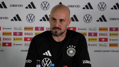 Antonio Di Salvo spricht in der Pressekonferenz über die Nominierung von Lennart Karl und seine Erwartungen an ihn.