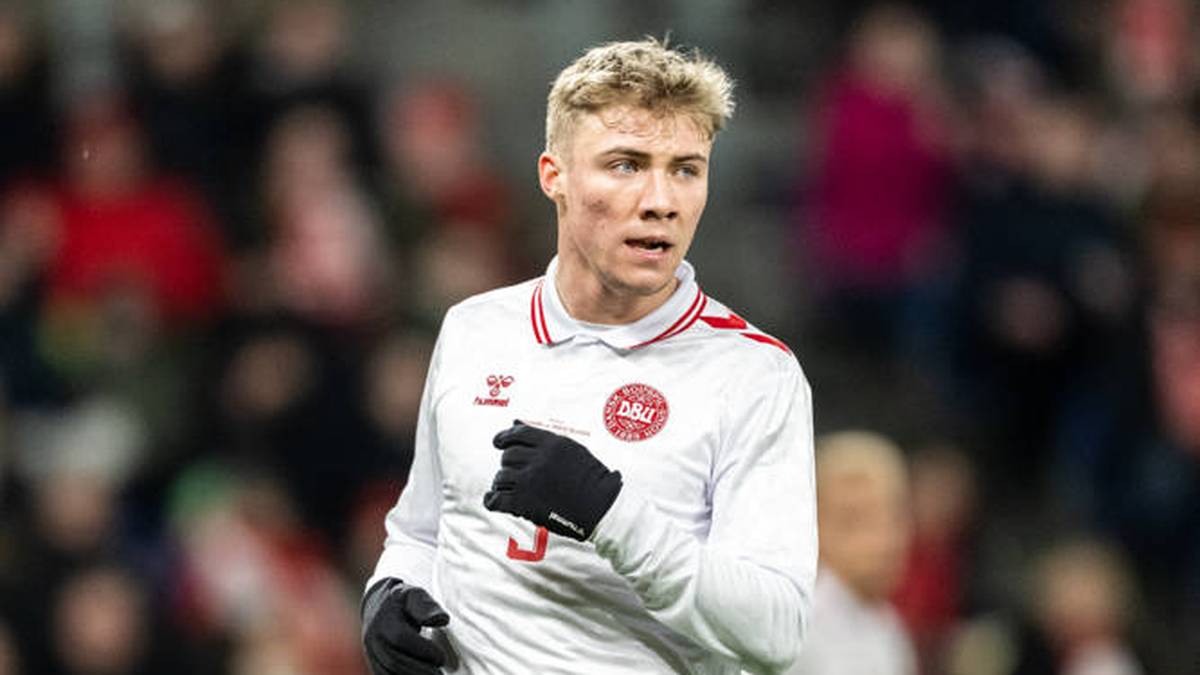 Dänemark (Gast) - Ausrüster: Hummel - Die Gasttrikots der Dänen und Mittelstürmer Rasmus Hojlund sind in Weiß gehalten. 