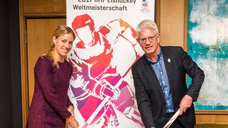 Angelique Kerber macht Werbung für die Eishockey-WM in Deutschland