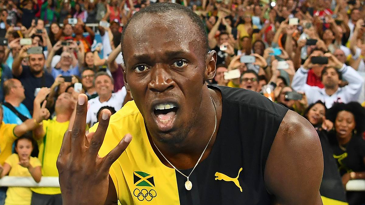 Bolt streckt drei Finger in die Kameras der Fotografen. Bei drei aufeinanderfolgenden Olympischen Spielen gewinnt er jeweils Gold über 100 Meter, 200 Meter und mit der Sprint-Staffel