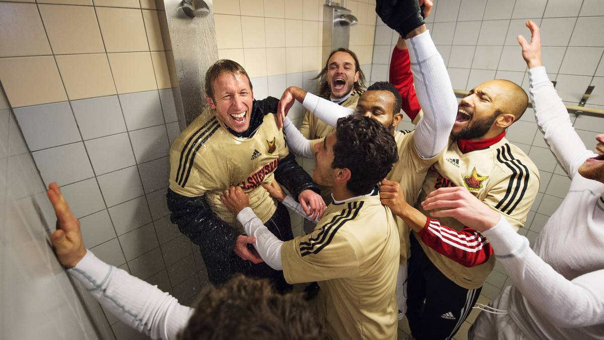 Die Spieler von Östersunds feiern ihren Trainer Graham Potter mit einer Dusche