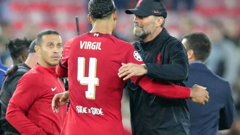 Virgil van Dijk (M.) und Trainer Jürgen Klopp waren trotz des Sieges von Liverpool mit der Leistung nicht zufrieden