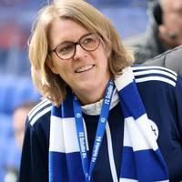 Der FC Schalke 04 müsste im Falle eines nach wie vor drohenden Abstiegs in die 3. Liga Bedingungen für den Erhalt der Lizenz erfüllen. Finanzvorständin Christina Rühl-Hamers sieht bei einem sportlichen Scheitern allerdings keine finanziellen Probleme auf den Verein zukommen.