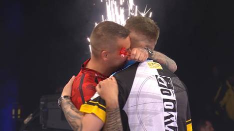 Nathan Aspinall gewinnt den 15. Spieltag der Premier League of Darts und steht damit mit einem Bein in den Playoffs. Nächste Woche kommt es am letzten Spieltag im Viertelfinale zum direkten Duell mit MvG.