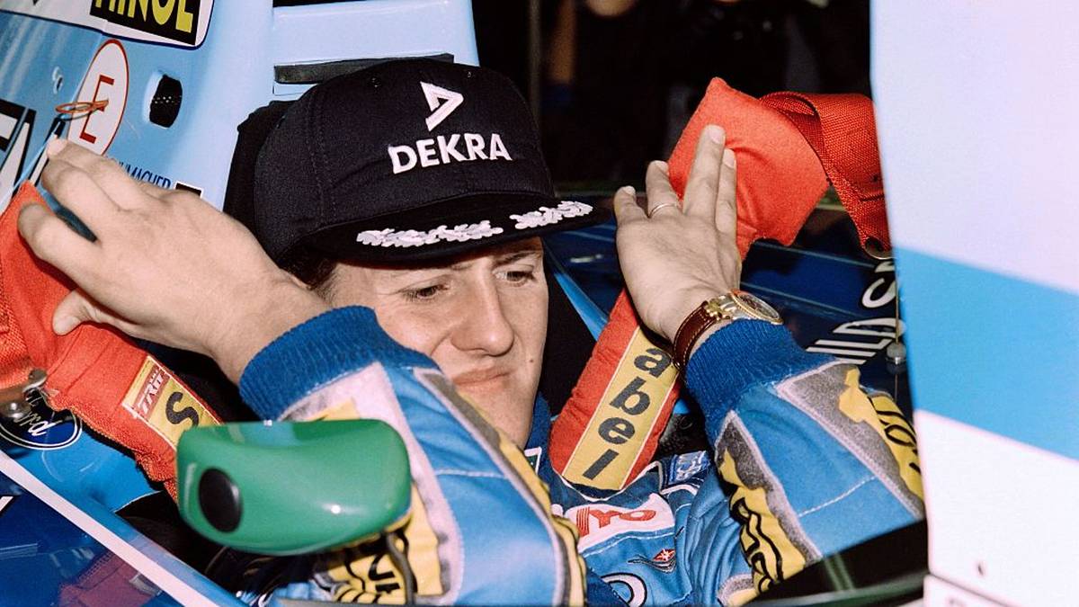 Michael Schumacher hat in den 1990er Jahren für so einige Schummeleien gesorgt. In Silverstone 1994 überholt er in der Aufwärmrunde verbotenerweise den Trainingsschnellsten Damon Hill. Die Rennleitung will ihn disqualifizieren, Schumacher ignoriert die "Schwarze Flagge". Sein zweiter Platz wird aberkannt, Schumacher für zwei Rennen gesperrt