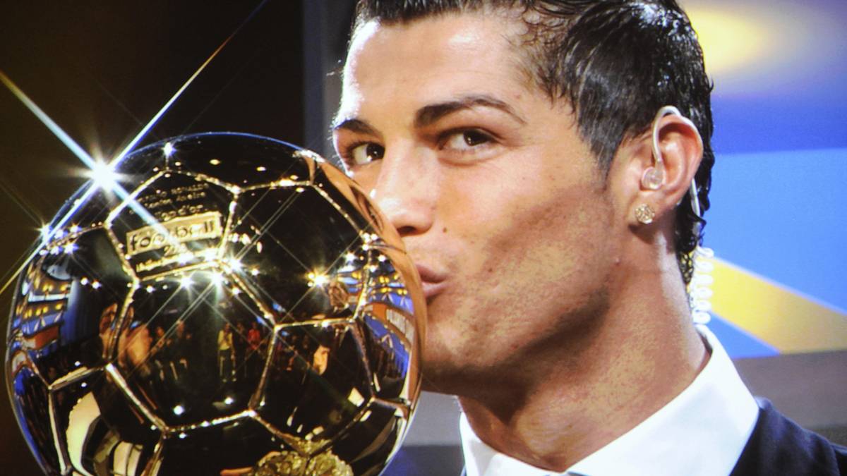 Seinen ersten Ballon d'Or gewann er bereits 2008 während seiner Zeit bei Manchester United. In der spanischen Liga hängte Ronaldo den Barca-Stürmer in der Torjägerliste mit 48 Treffern sogar ab. Vielleicht ein gutes Omen