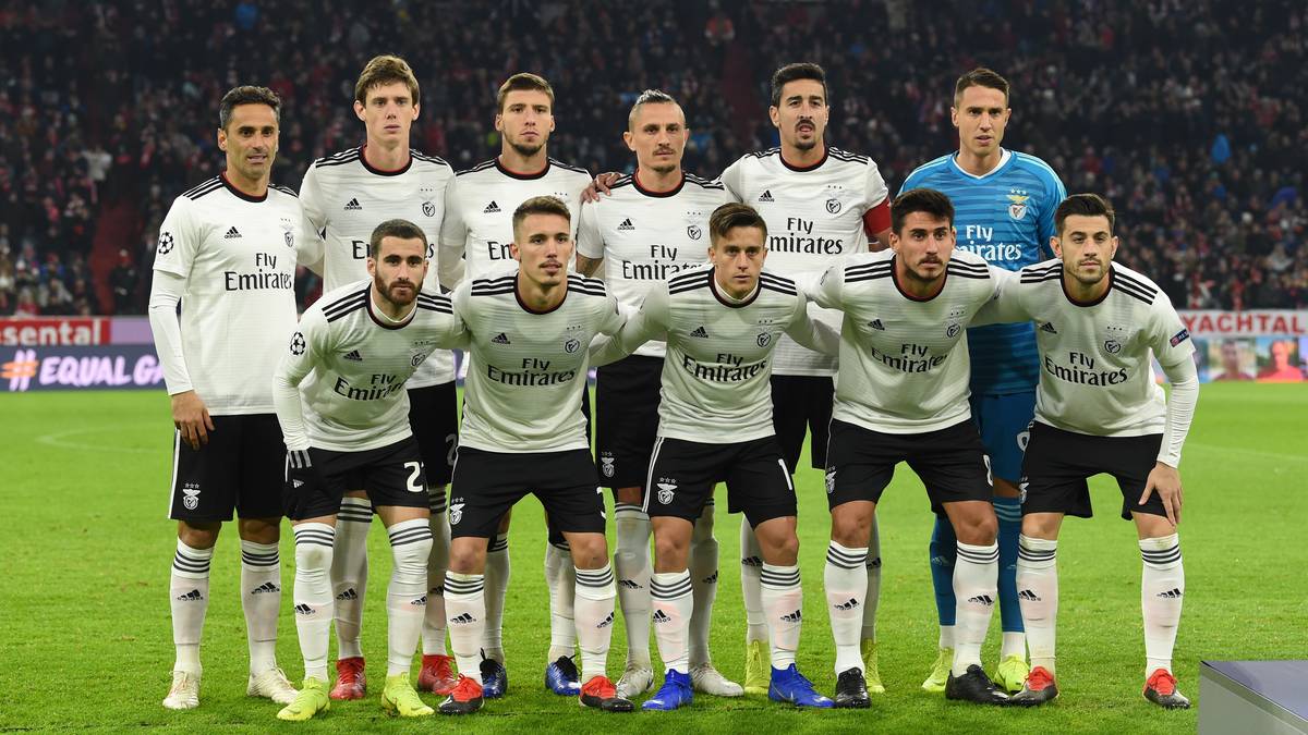 In der laufenden Spielzeit endet die Champions League für die Portugiesen bereits in der Gruppenphase als Drittplatzierter hinter dem FC Bayern und Ajax Amsterdam. In München (Teamfoto vor dem Spiel) setzt es eine 1:5-Niederlage, nachdem das Heimspiel zuvor mit 0:2 verloren gegangen war