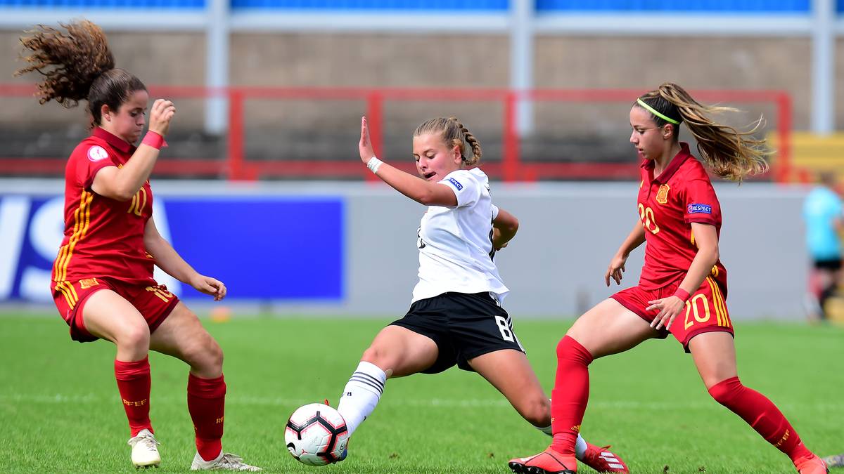 LEONIE KÖSTER/ZM/18/FC Bayern: Das Bayern-Talent gehört zu den Dauerläuferinnen in der Meinert-Truppe, stellt sich komplett in den Dienst der Mannschaft und hat noch keine Minute bei der U19-EM verpasst