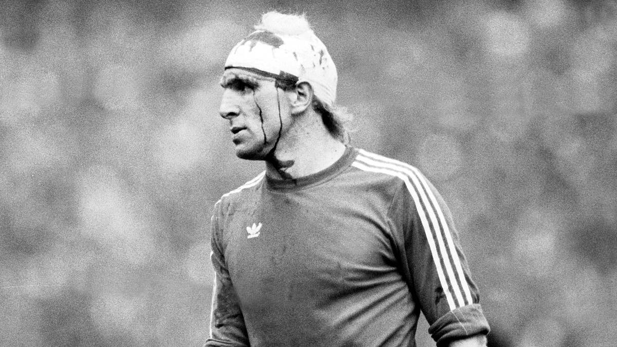 PLATZ 25: DIETER HOENESS (1977-1987, VfB Stuttgart, FC Bayern), 127 Tore in 288 Spielen