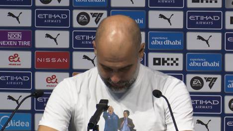 Pep Guardiola trat nach dem Spiel gegen Newcastle mit einem besonderen T-Shirt bei der Pressekonferenz auf. Doch seine Kleiderwahl hatte einen traurigen Hintergrund. 