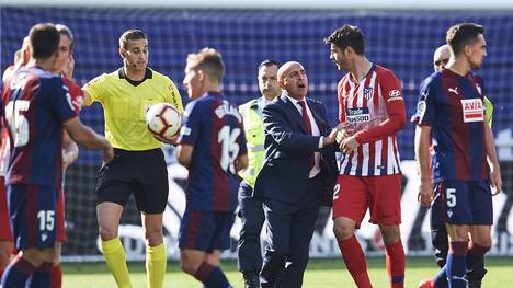 Alvaro Morata von Atletico Madrid geriet mit Schiedsrichter Javier Alberola Rojas aneinander