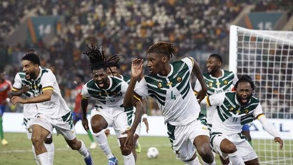 Drama-Sieg rettet Kamerun