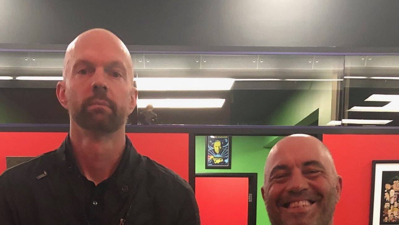 UFC-Vize Jeff Novitzky (l., mit Podcaster Joe Rogan) verteidigt Jon Jones