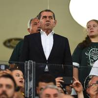 Galatasaray-Präsident Dursun Ozbek zeigt sich vor dem Spiel gegen Tumosan Konyaspor siegessicher und verspricht den Fans die Meisterschaft. Er betont die besondere Bedeutung des Mais fur den Verein und ruft zur Feier auf.