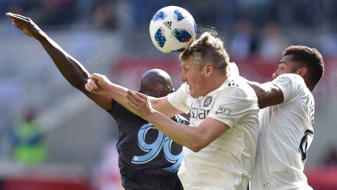 Schweinsteiger blutet und siegt