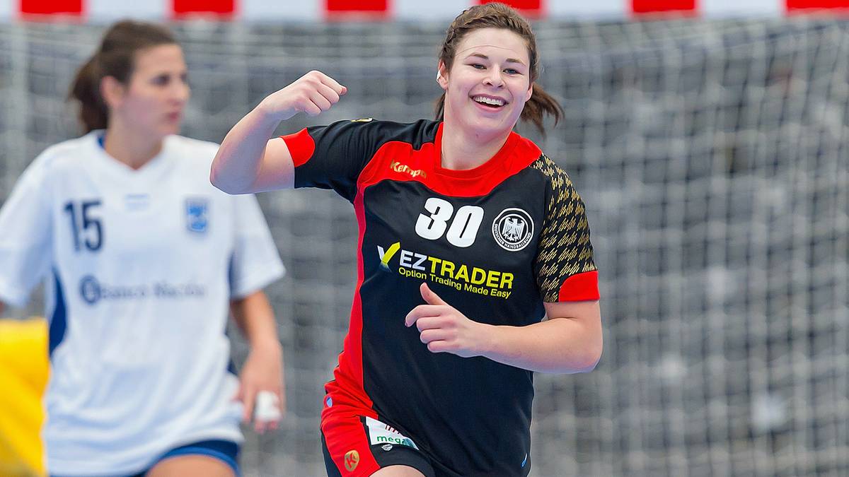 Den endgültigen Kader verpasste auch  Jennifer Rode, 21, Rückraum rechts, TSV Bayer 04 Leverkusen, 5 Tore in 15 Länderspielen: Kann vermutlich nur grinsen, wenn Bundestrainer Michael Biegler Spielzüge auf sein Taktikbrett kritzelt. Zeichnet in ihrer Freizeit selbst gerne - wahrscheinlich aber selten Spielsysteme. Verstärkt die Nationalmannschaft seit einem Jahr mit ihrem künstlerischen Talent