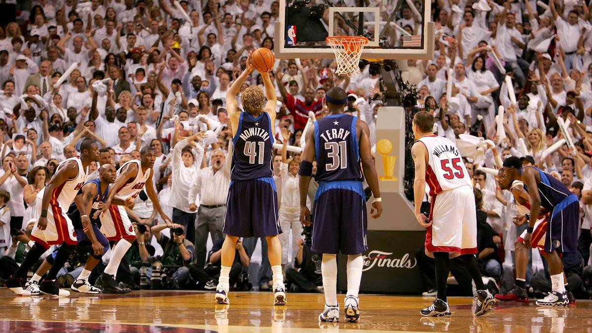 DALLAS MAVERICKS 2006: Die ersten NBA-Finals von Dirk Nowitzki starten prächtig. Die ersten beiden Spiele gewinnen die Mavericks souverän - dann wird es bitter. Nach 2:0-Führung gewinnen die Miami Heat um LeBron James die nächsten vier Spiele allesamt knapp und sind NBA-Champion 2006