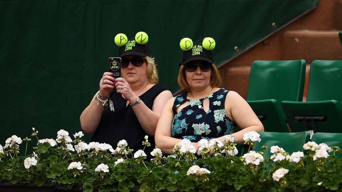 Wahre Fanliebe! Zwei weibliche Fans des Briten Andy Murray zeigen auf ihren Köpfen, für wen ihr Herz schlägt - und schießen das ein oder andere Foto