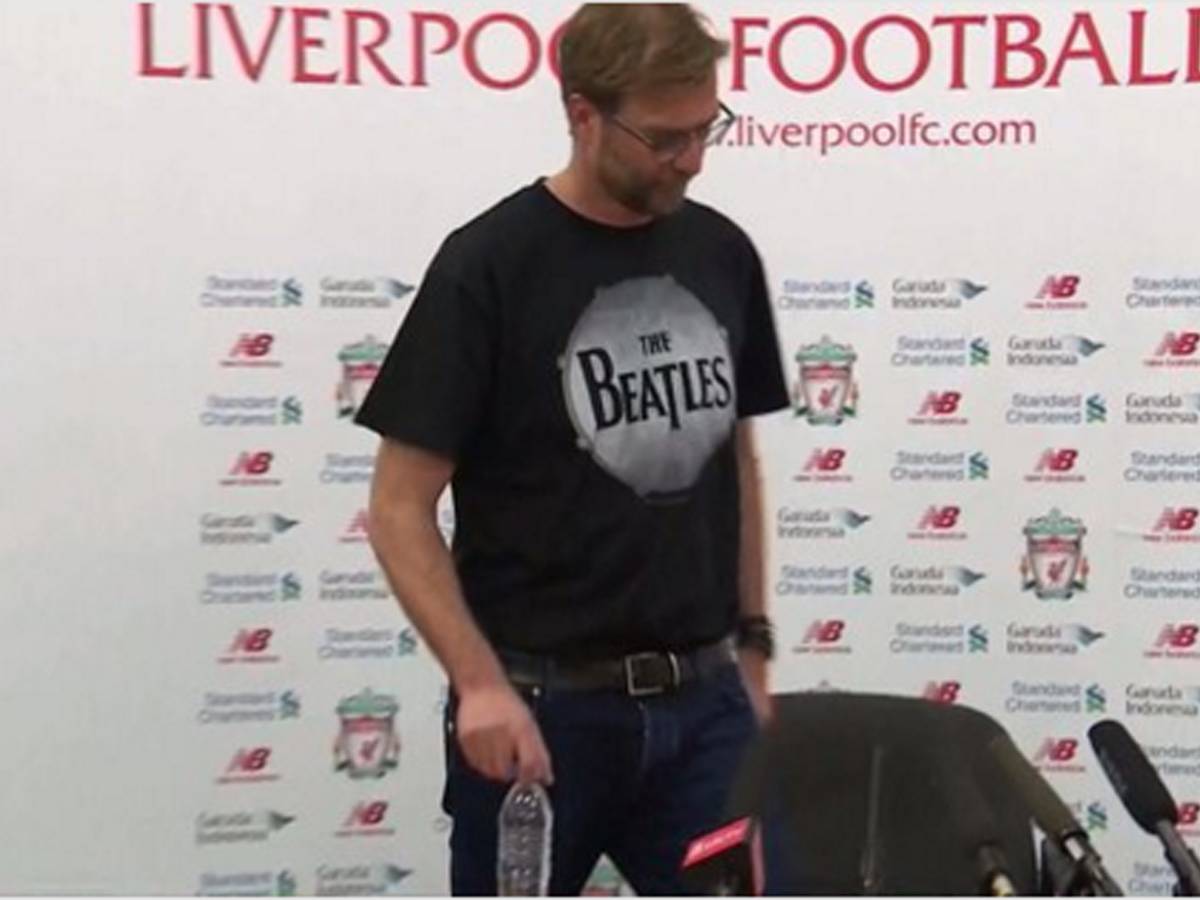 FC Liverpool Jurgen Klopp erscheint zur Pressekonferenz im Beatles Shirt