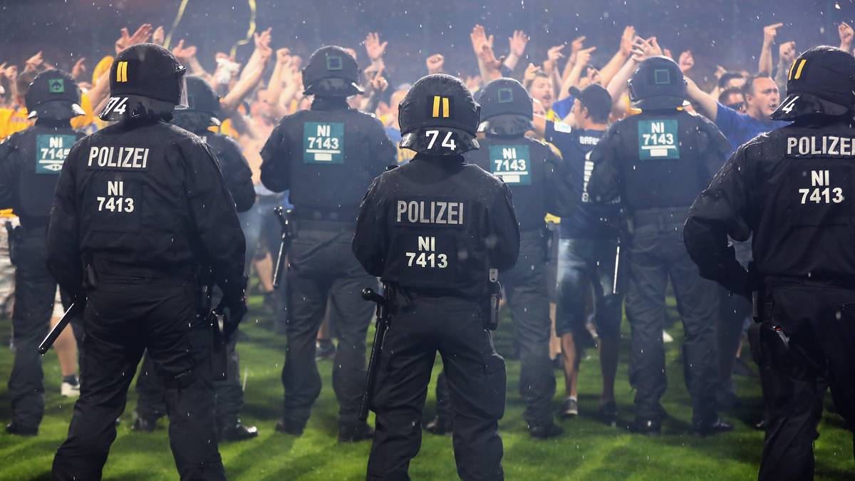 Nach einiger Zeit beruhigt sich die Situation jedoch. Die Fans räumen nach und nach das Feld.