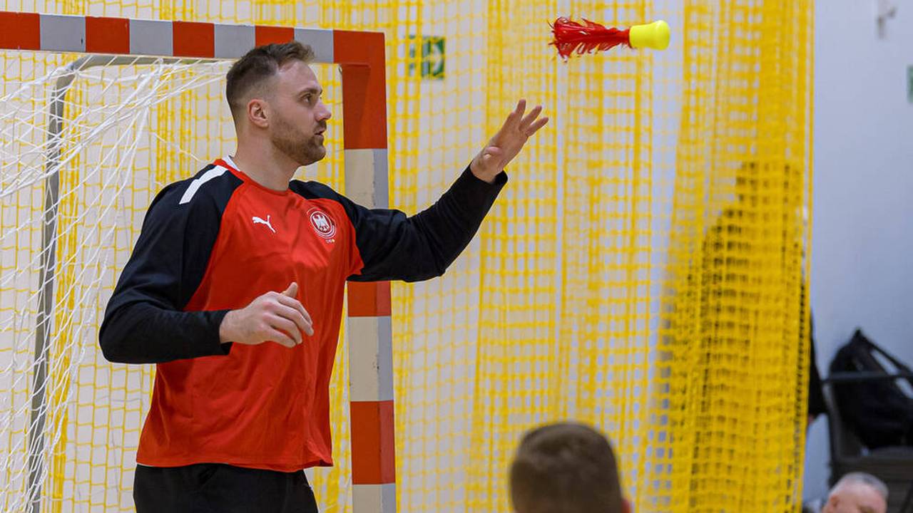 „Ins Abseits“: Hartes Echo für Schwarzer